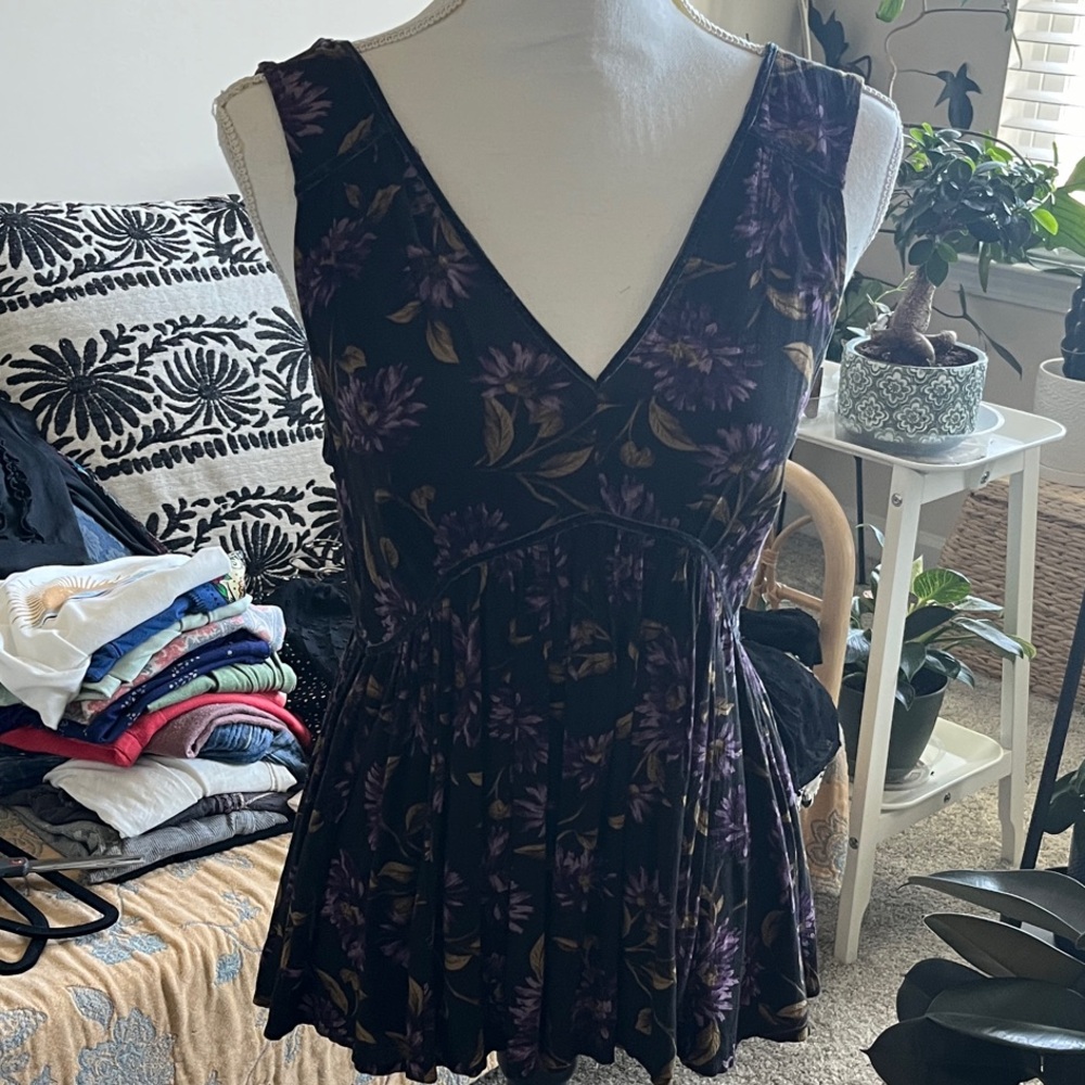 American Eagle Outfitters Black Floral V-Neck Tank Top
